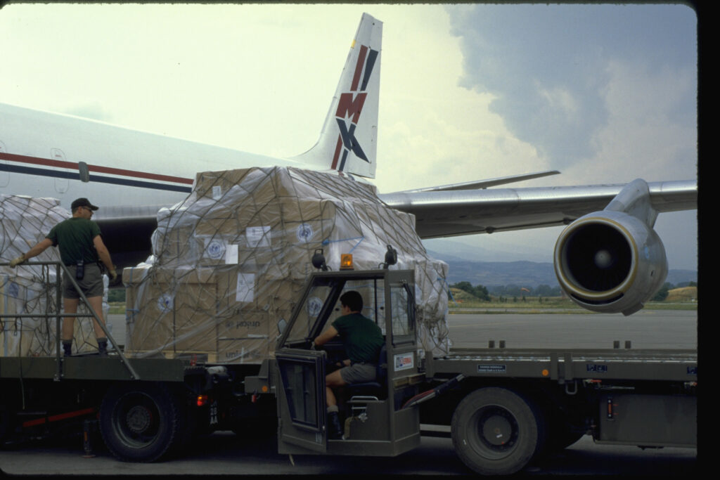 Medewerkers laden 600 ton aan noodhulpgoederen uit een DC-8 die zojuist vanuit het bevoorradingscentrum van UNICEF in Kopenhagen is aangekomen op de luchthaven van Skopje, de hoofdstad. © UNICEF/UNI31795/Horner 