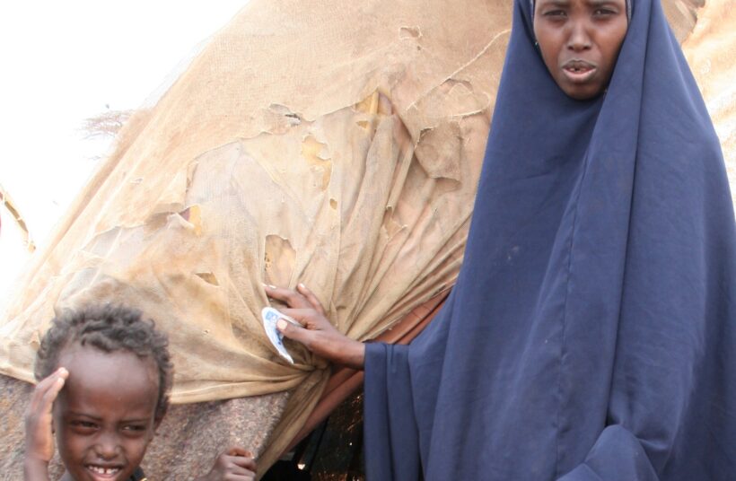Somalische Ibdio met haar 3 zonen in vluchtelingenkamp Dagahaley. Foto: Unicef Kenia/Manuel Moreno.