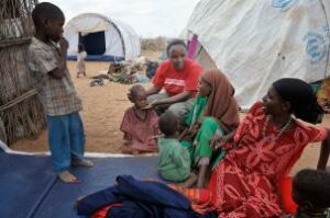 Faith bij gezin, foto Paul Jeffrey, Dadaab, Kenia