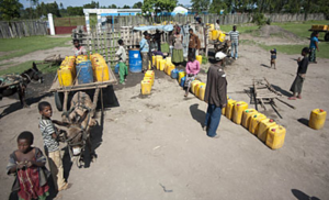 Drukte bij het gerepareerde waterstation