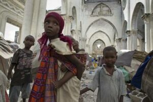 Somalische vluchtelingen in ruïnes van kathedraal in Mogadishu