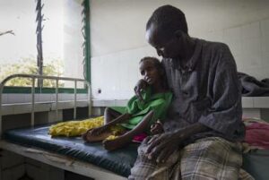 Vader en dochter in ziekenhuis Benadir, Mogadishu