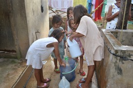 Meisjes uit Cebu halen zout water bij de pomp. Foto:Tata Abella-Bolo/Oxfam