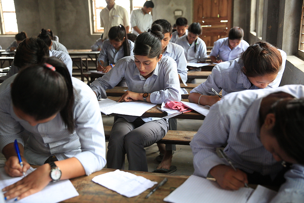 Nepal, Deurali regio Ghorka 18 april 2016 Een tijdelijke school gebouwd door save the children. Mede mogelijk gemaakt met geld van giro 555. foto: ARIE KIEVIT
