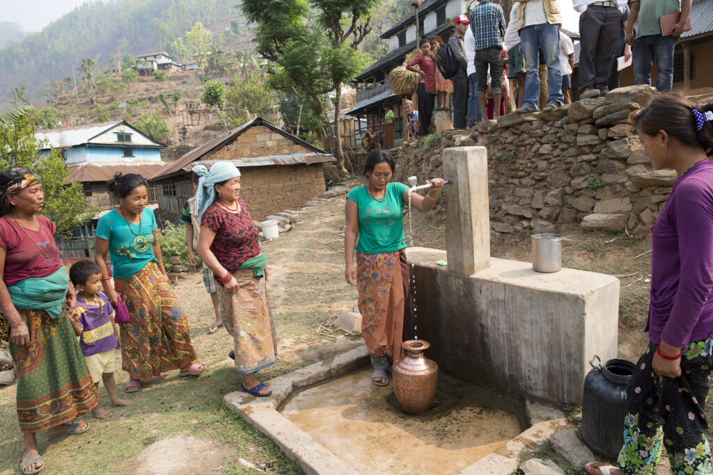 Nepal,  regio Ghorka 18 april 2016 In een dorpje hoog in de bergen was de watervoorziening door de aardbeving kapot. Het rode kruis heeft deze hersteld , mede mogelijk gemaakt met geld van giro 555. foto: ARIE KIEVIT