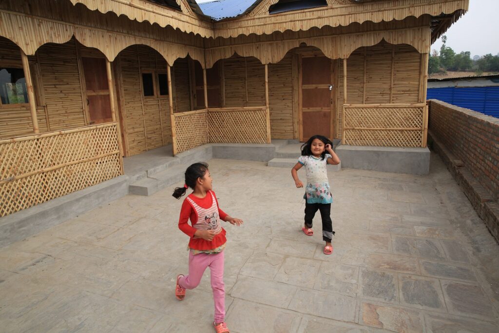 Nepal, Kathmandu 16 april 2016 Een tijdelijke school gebouwd door world vision. ]Mede mogelijk gemaakt met de steun van mensen in Nederland aan Giro555 . foto: ARIE KIEVIT