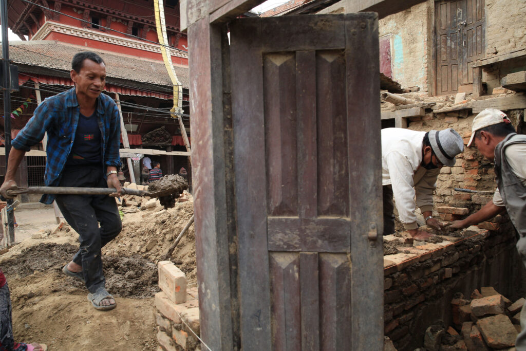 Nepal, 16 april 2016 Een jaar na de aardbeving in Nepal hebben honderdduizenden mensen nog geen zekerheid over wanneer ze een nieuw huis kunnen bouwen, vanwege complexe en tijdrovende regelgeving van de overheid. Met steun van mensen in Nederland aan Giro555 hebben tienduizenden gezinnen tijdelijk wel onderdak foto: ARIE KIEVIT