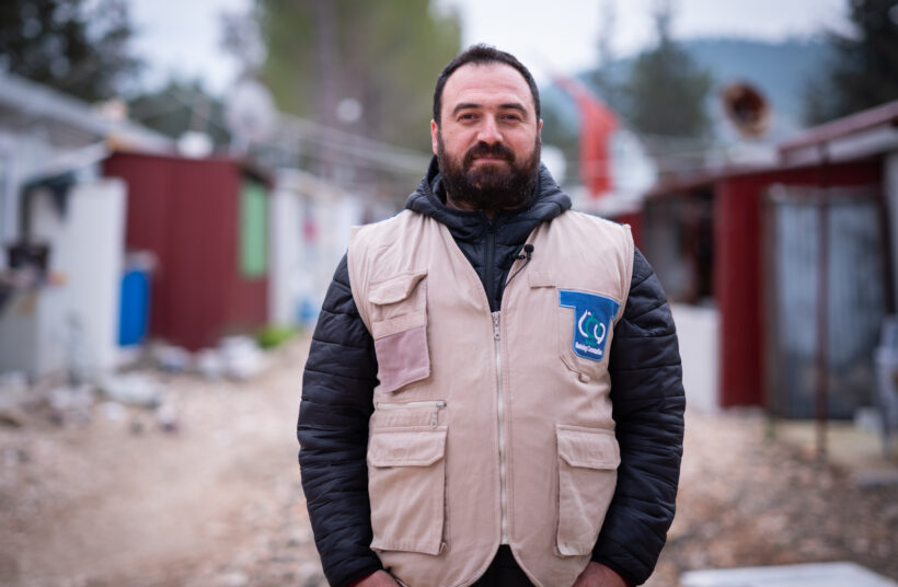 “Ahmad Ghawi, projectdirecteur bij WATAN, in het opvanggebied in Hatay, Turkije, na de aardbeving van 2023.”